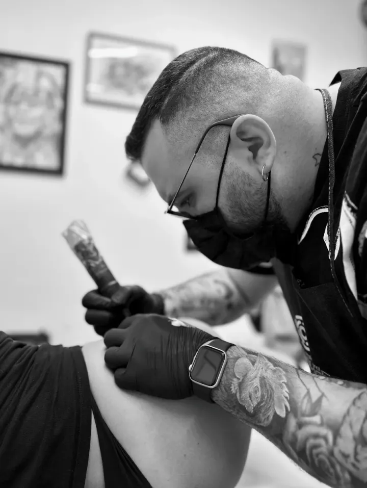 Giovanni De Rose al lavoro nel suo studio Mantis Tattoo Studio, Via Besso 24, Lugano