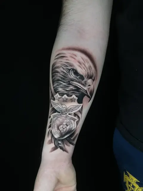 Tatuaggio realistico aquila Lugano
