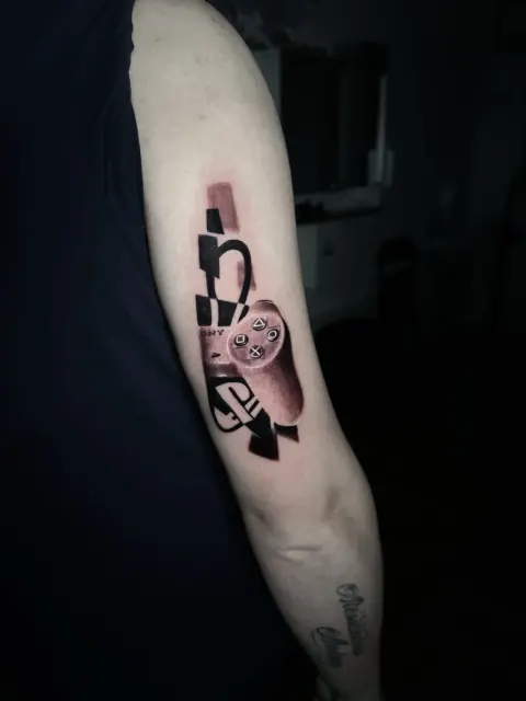 Tatuaggio controller console gaming Lugano