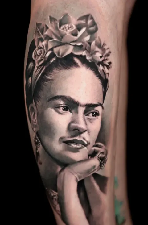 Ritratto realistico Frida Kahlo tatuaggio Lugano