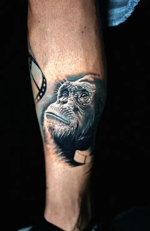 Tatuaggio realistico gorilla Lugano
