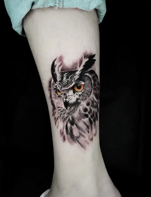 Tatuaggio realistico gufo Lugano