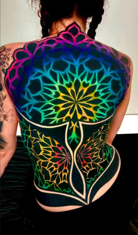 Tatuaggio ornamentale a colori sulla schiena, mandala Lugano